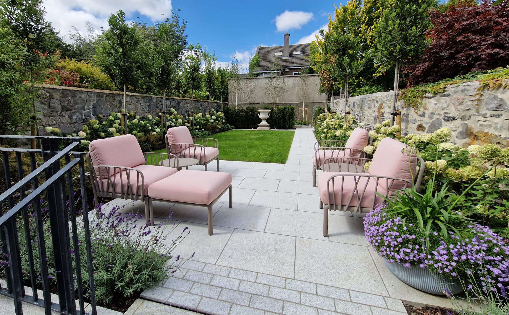 Landscaping idea for your garden room: lavender, a terrace and comfortable seating